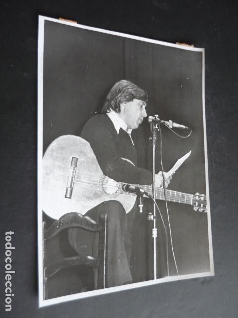 Fotografia antica: MADRID TEATRO FIGARO RECITAL DEL CANTANTE RAIMON ANTIGUA FOTOGRAFIA ORIGINAL 18 X 24 CM