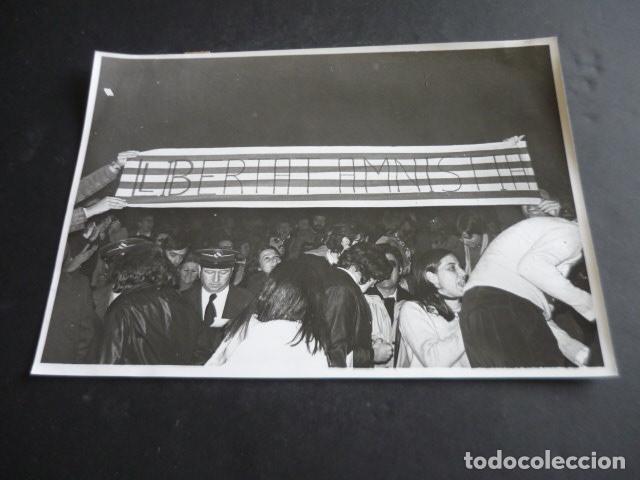 Alte Fotografie: MADRID FESTIVAL DEL CANTANTE RAIMON ANTIGUA FOTOGRAFIA ORIGINAL 18 X 24 CM