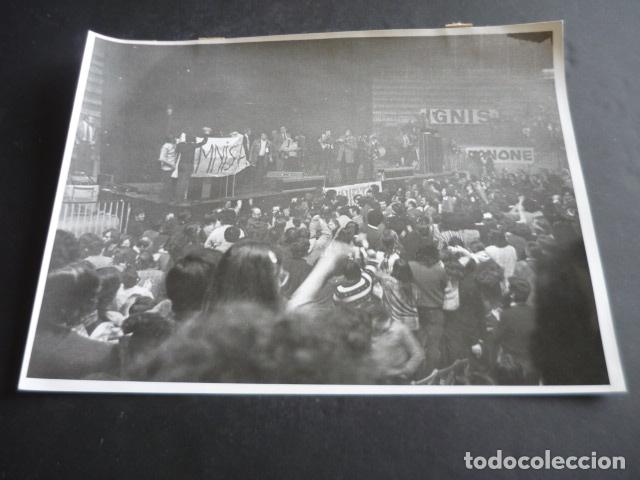 Fotografia antica: MADRID FESTIVAL DEL CANTANTE RAIMON ANTIGUA FOTOGRAFIA ORIGINAL 18 X 24 CM