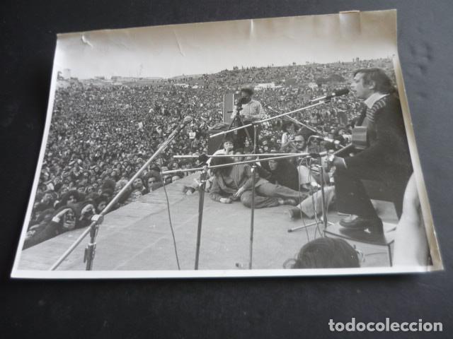 Alte Fotografie: MADRID FESTIVAL PUEBLOS IBERICOS CANTANTE RAIMON ANTIGUA FOTOGRAFIA ORIGINAL 18 X 24 CM