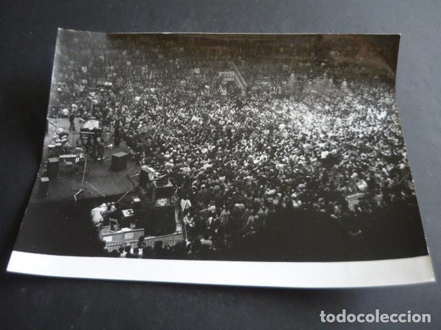 Photographie ancienne: BARCELONA RECITAL DE LUIS LLACH ANTIGUA FOTOGRAFIA ORIGINAL 18 X 24 CM
