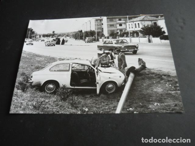 Fotograf&iacute;a antigua: ACCIDENTE DE AUTOMOVIL SEAT 850 ANTIGUA FOTOGRAFIA ORIGINAL 24 X 18 CM