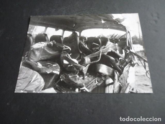 Fotografia antiga: ECIJA SEVILLA ACCIDENTE CAMION Y AUTOBUS ANTIGUA FOTOGRAFIA ORIGINAL 15 X 20 CM
