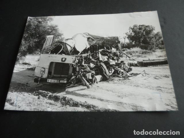 Fotograf&iacute;a antigua: ECIJA SEVILLA ACCIDENTE CAMION Y AUTOBUS ANTIGUA FOTOGRAFIA ORIGINAL 18 X 24 CM