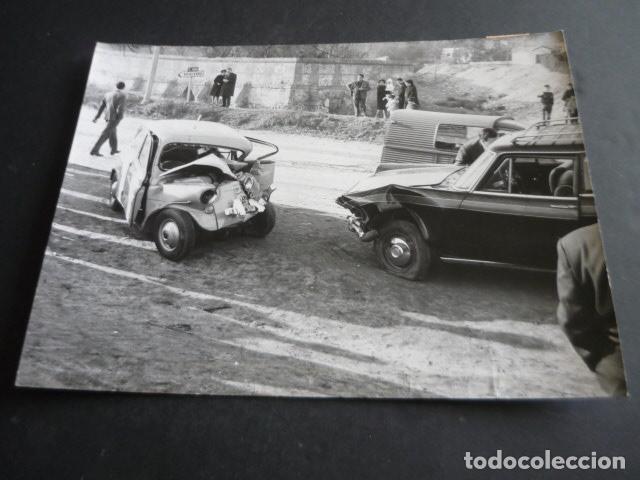 Fotograf&iacute;a antigua: MADRID ACCIDENTE AUTOMOVIL SEAT 600 ANTIGUA FOTOGRAFIA ORIGINAL 18 X 24 CM