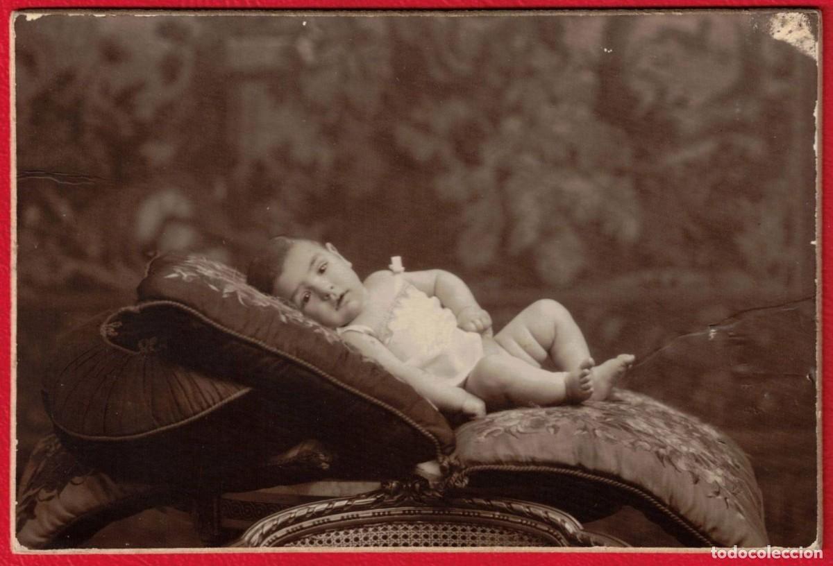 Fotograf&iacute;a antigua: Lumier Barcelona Fotograf&iacute;a Beb&eacute; Retrato Infantil sobre Div&aacute;n c. 1920 Original
