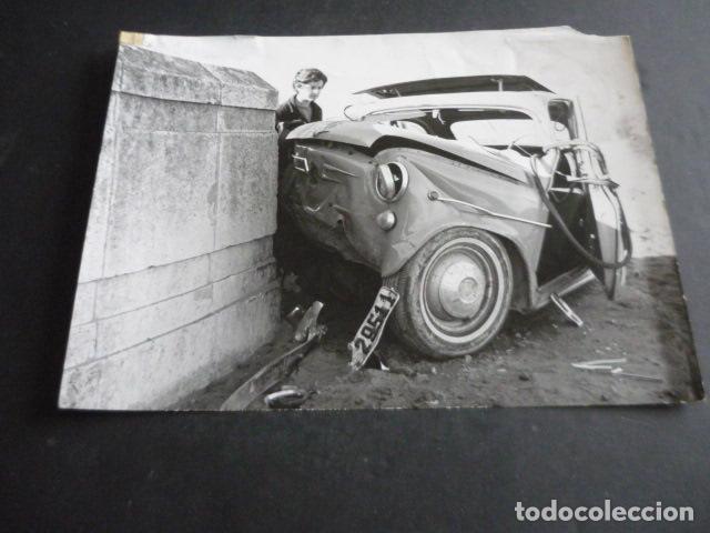 Fotograf&iacute;a antigua: ARANJUEZ MADRID ACCIDENTE AUTOMOVIL SEAT 600 ANTIGUA FOTOGRAFIA ORIGINAL 18 X 24 CM