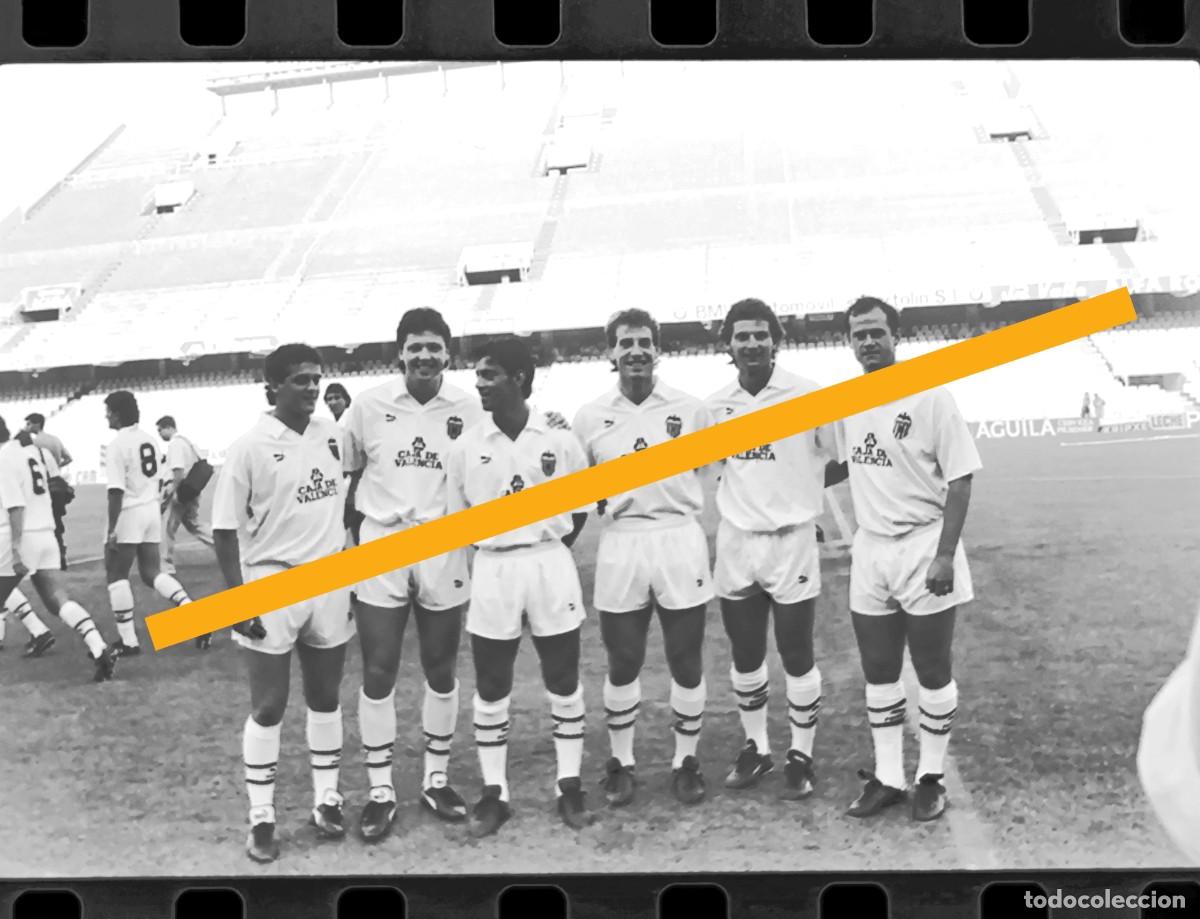 Fotograf&iacute;a antigua: Antiguo negativo de fotograf&iacute;a. Jugadores Valencia c.f. Futbol. A&ntilde;o 1990.