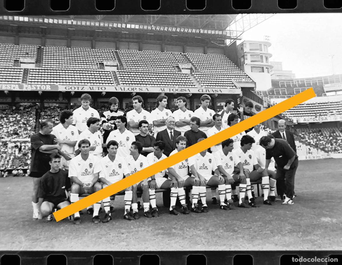 Fotograf&iacute;a antigua: Antiguo negativo de fotograf&iacute;a. Jugadores Valencia c.f. Futbol. A&ntilde;o 1990.