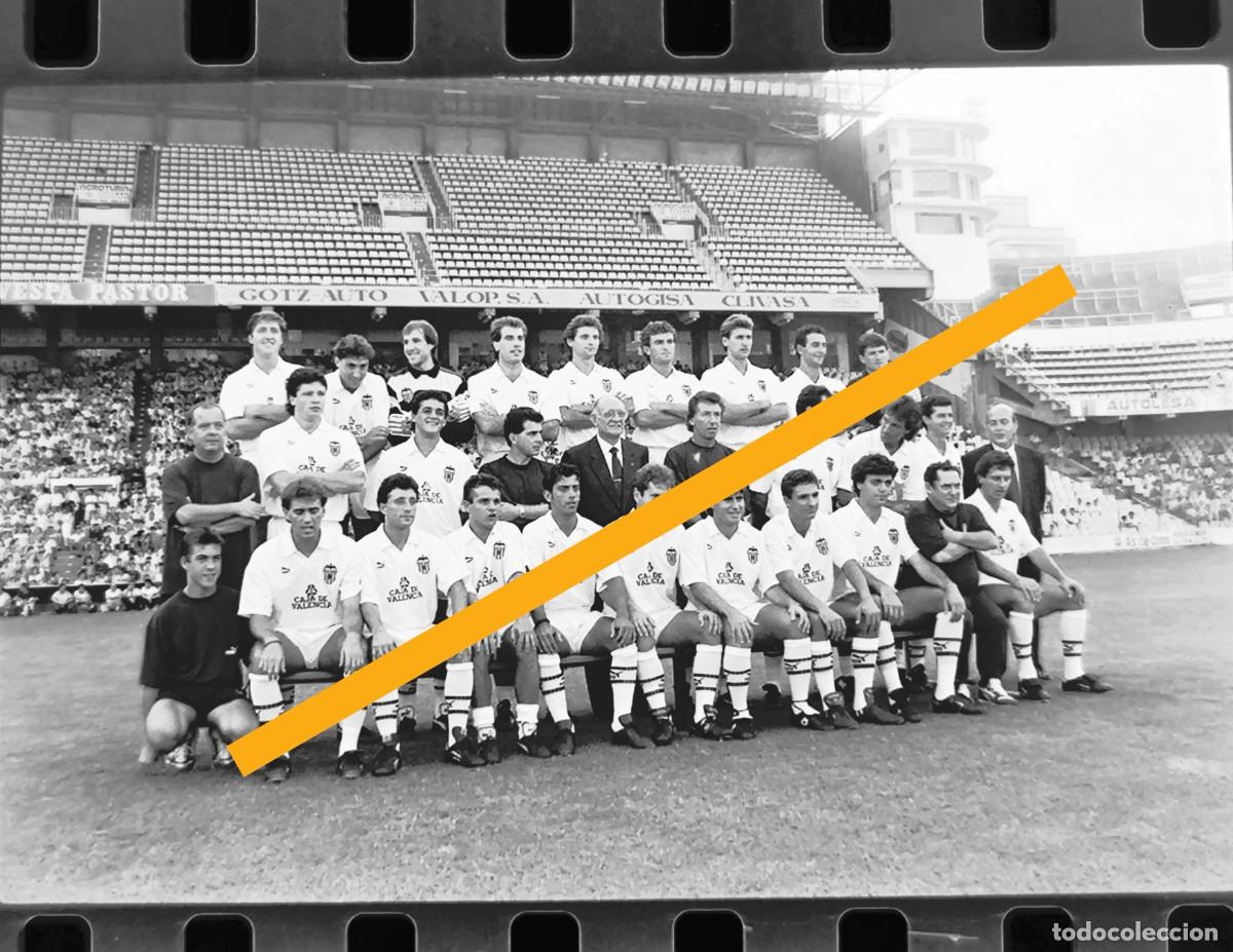 Fotograf&iacute;a antigua: Antiguo negativo de fotograf&iacute;a. Jugadores Valencia c.f. Futbol. A&ntilde;o 1990.