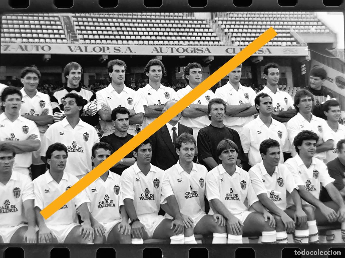 Fotograf&iacute;a antigua: Antiguo negativo de fotograf&iacute;a. Jugadores Valencia c.f. Futbol. A&ntilde;o 1990.
