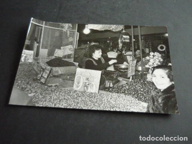 Alte Fotografie: MADRID MERCADO DE MARAVILLAS FAVORECIDA PREMIO LOTERIA NAVIDAD 1965 FOTOGRAFIA ORIGINAL 12 X 18 CM