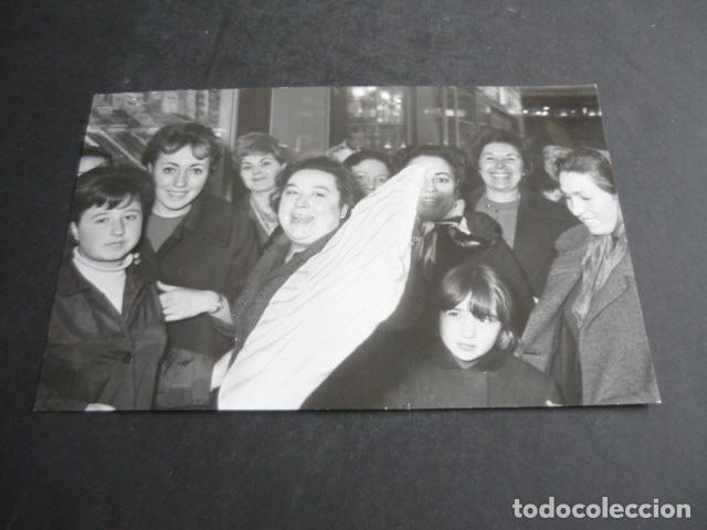 Alte Fotografie: MADRID MERCADO CUATRO CAMINOS FAVORECIDA PREMIO LOTERIA NAVIDAD 1965 FOTOGRAFIA ORIGINAL 12 X 18 CM