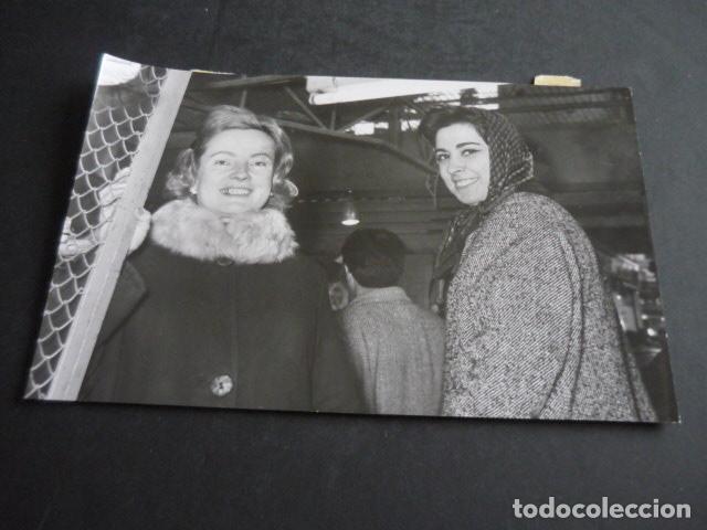 Alte Fotografie: MADRID FAVORECIDAS PREMIO LOTERIA NAVIDAD 1965 FOTOGRAFIA ORIGINAL 12 X 18 CM