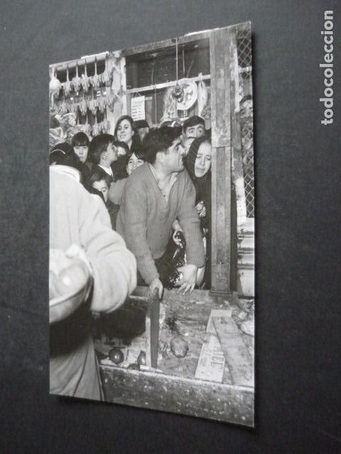 Fotografia antica: MADRID FAVORECIDOS PREMIO LOTERIA NAVIDAD 1965 FOTOGRAFIA ORIGINAL 12 X 18 CM