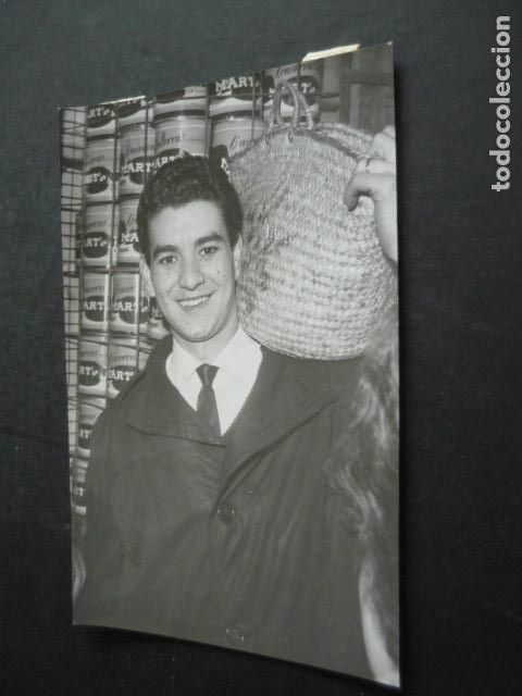 Alte Fotografie: MADRID FAVORECIDOS PREMIO LOTERIA NAVIDAD 1965 FOTOGRAFIA ORIGINAL 12 X 18 CM