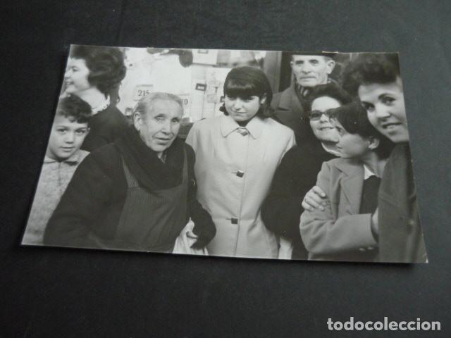 Antique Photography: MADRID VENDEDORA PIPAS FAVORECIDA PREMIO LOTERIA NAVIDAD 1965 FOTOGRAFIA ORIGINAL 12 X 18 CM