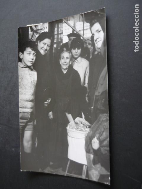 Fotografia antiga: MADRID VENDEDORA PIPAS FAVORECIDA PREMIO LOTERIA NAVIDAD 1965 FOTOGRAFIA ORIGINAL 12 X 18 CM