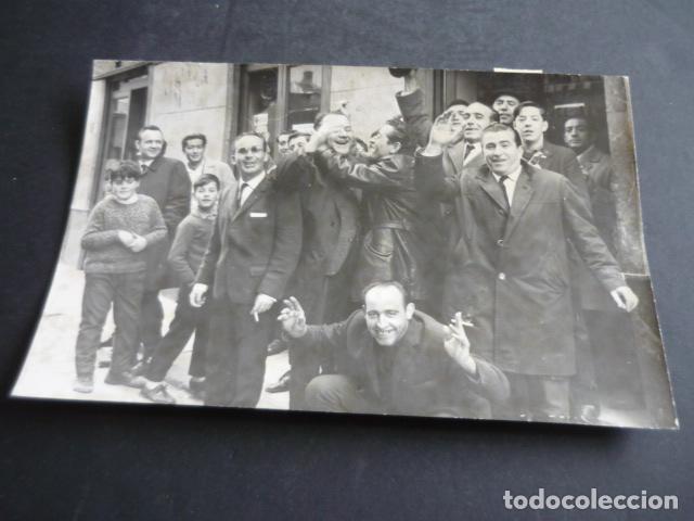 Fotografia antica: MADRID PE&Ntilde;A EL 16 FAVORECIDA PREMIO LOTERIA NAVIDAD 1965 FOTOGRAFIA ORIGINAL 12 X 18 CM