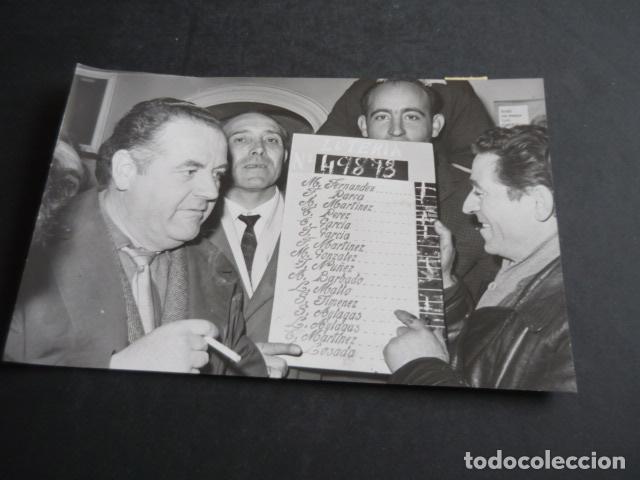 Fotografia antica: MADRID PE&Ntilde;A EL 16 FAVORECIDA PREMIO LOTERIA NAVIDAD 1965 FOTOGRAFIA ORIGINAL 12 X 18 CM