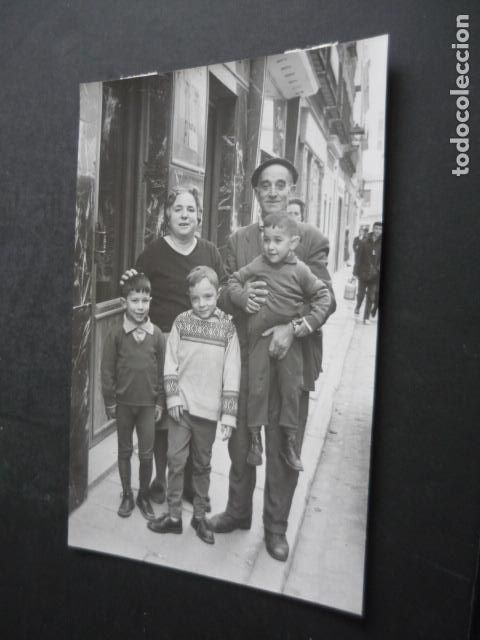 Fotografia antiga: MADRID PE&Ntilde;A EL 16 FAVORECIDA PREMIO LOTERIA NAVIDAD 1965 FOTOGRAFIA ORIGINAL 12 X 18 CM