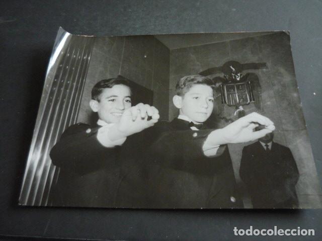 Fotografia antica: MADRID NI&Ntilde;OS DE SAN ILDEFONSO CANTARON PREMIO LOTERIA NAVIDAD 1965 FOTOGRAFIA ORIGINAL 12 X 18 CM