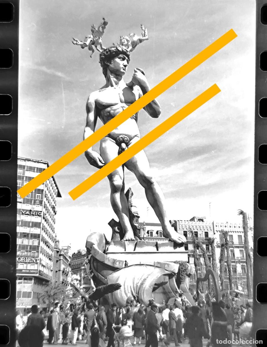 Fotograf&iacute;a antigua: Antiguo negativo de fotograf&iacute;a. Falla plaza del Ayuntamiento. Fallas de Valencia. A&ntilde;o 1991