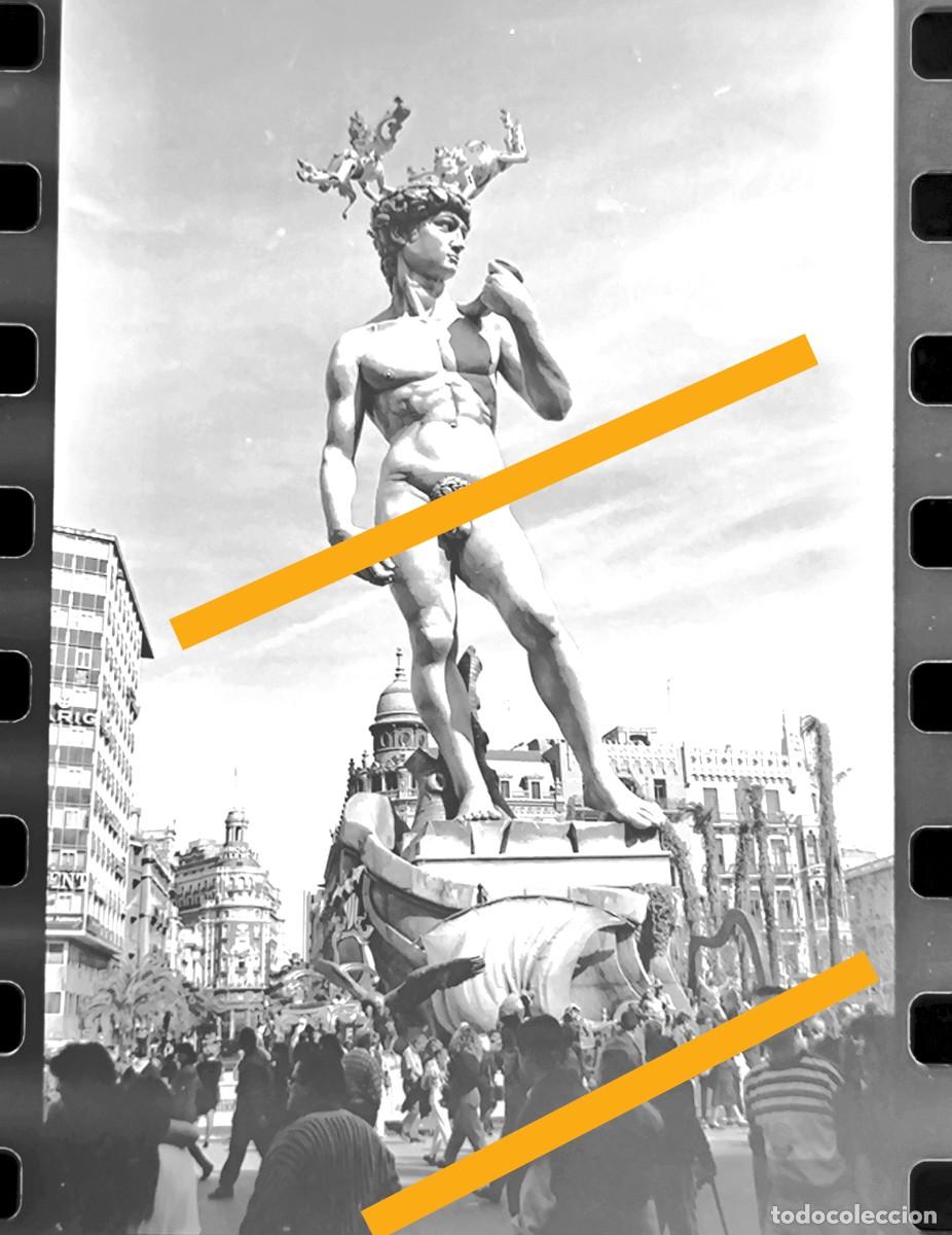 Fotograf&iacute;a antigua: Antiguo negativo de fotograf&iacute;a. Falla plaza del Ayuntamiento. Fallas de Valencia. A&ntilde;o 1991