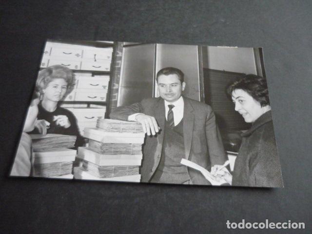 Fotograf&iacute;a antigua: MADRID FAVORECIDOS PREMIO LOTERIA NAVIDAD 1965 FOTOGRAFIA ORIGINAL 12 X 18 CM