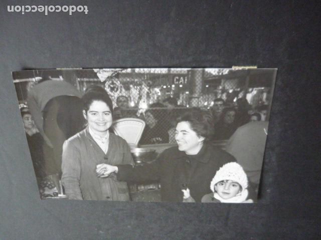 Fotografia antica: MADRID FAVORECIDOS PREMIO LOTERIA NAVIDAD 1965 FOTOGRAFIA ORIGINAL 12 X 18 CM