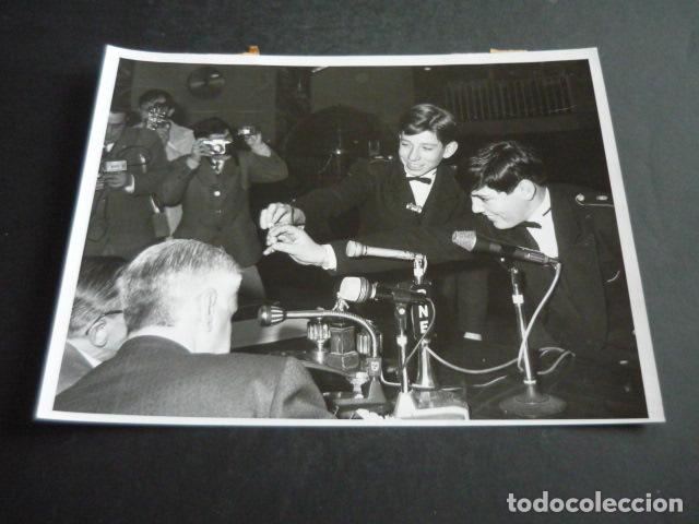 Fotografia antiga: MADRID NI&Ntilde;OS DE SAN ILDEFONSO PREMIO GORDO LOTERIA NAVIDAD 1967 FOTOGRAFIA ORIGINAL 15 X 20 CM