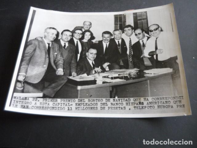Fotograf&iacute;a antigua: MALAGA EMPLEADOS BANCO FAVORECIDOS PREMIO LOTERIA NAVIDAD 1967 FOTOGRAFIA ORIGINAL 18 X 24 CM
