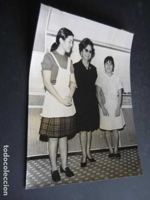 Antique Photography: MADRID CRIADAS FAVORECIDAS PREMIO LOTERIA NAVIDAD 1968 FOTOGRAFIA ORIGINAL 18 X 24 CM