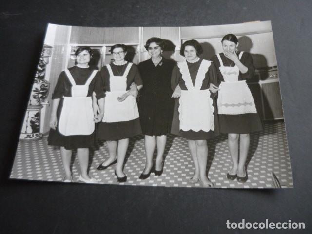 Fotografia antiga: MADRID CRIADAS FAVORECIDAS PREMIO LOTERIA NAVIDAD 1968 FOTOGRAFIA ORIGINAL 18 X 24 CM