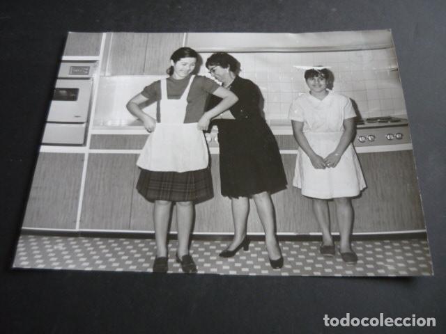 Fotograf&iacute;a antigua: MADRID DUE&Ntilde;OS AVIDESA FAVORECIDOS PREMIO LOTERIA NAVIDAD 1968 FOTOGRAFIA ORIGINAL 18 X 24 CM