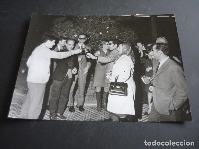 Fotograf&iacute;a antigua: ALCIRA VALENCIA FAVORECIDOS PREMIO LOTERIA NAVIDAD 1968 FOTOGRAFIA ORIGINAL 18 X 24 CM