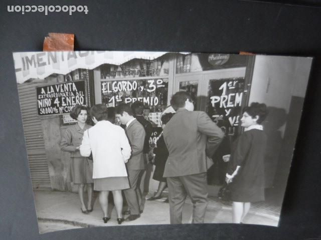 Fotografia antica: ALCIRA VALENCIA FAVORECIDOS PREMIO LOTERIA NAVIDAD 1968 FOTOGRAFIA ORIGINAL 18 X 24 CM