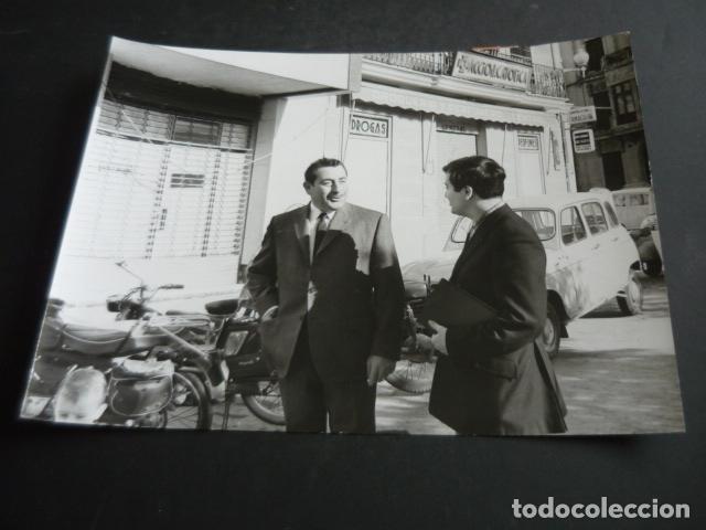 Alte Fotografie: ALCIRA VALENCIA FAVORECIDOS PREMIO LOTERIA NAVIDAD 1968 FOTOGRAFIA ORIGINAL 18 X 24 CM