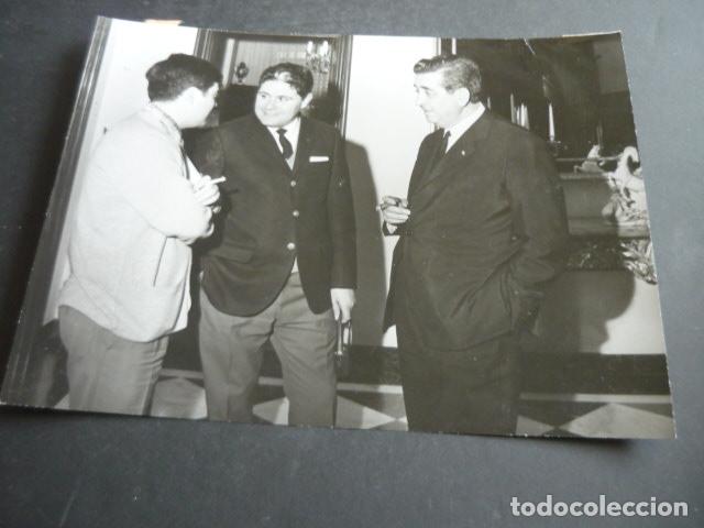 Fotograf&iacute;a antigua: MADRID PROPIETARIO AVIDESA FAVORECIDOS PREMIO LOTERIA NAVIDAD 1968 FOTOGRAFIA ORIGINAL 18 X 24 CM