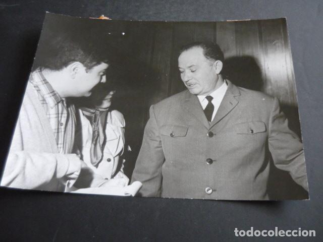 Fotografia antica: MADRID PORTERO FAVORECIDO PREMIO LOTERIA NAVIDAD 1968 FOTOGRAFIA ORIGINAL 18 X 24 CM