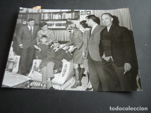 Fotograf&iacute;a antigua: MADRID EMPLEADOA AVIDESA FAVORECIDOS PREMIO LOTERIA NAVIDAD 1968 FOTOGRAFIA ORIGINAL 18 X 24 CM