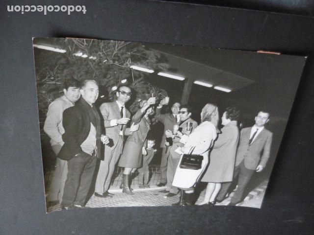 Fotografia antica: ALCIRA VALENCIA FAVORECIDOS PREMIO LOTERIA NAVIDAD 1968 FOTOGRAFIA ORIGINAL 18 X 24 CM
