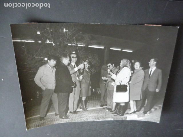 Alte Fotografie: ALCIRA VALENCIA FAVORECIDOS PREMIO LOTERIA NAVIDAD 1968 FOTOGRAFIA ORIGINAL 18 X 24 CM