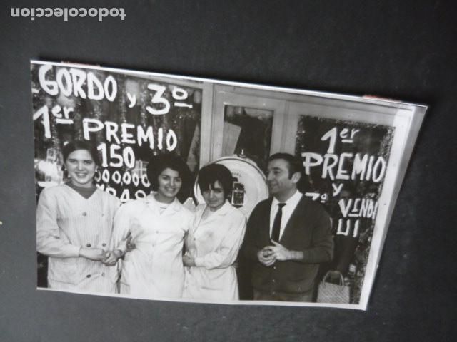 Alte Fotografie: ALCIRA VALENCIA FAVORECIDOS PREMIO LOTERIA NAVIDAD 1968 FOTOGRAFIA ORIGINAL 18 X 24 CM