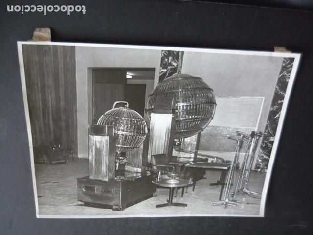 Fotografia antiga: MADRID SALON DONDE SE CELEBRA EL SORTEO DE LA LOTERIA NAVIDAD 1976 FOTOGRAFIA ORIGINAL 18 X 24 CM