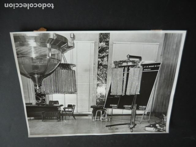 Fotografia antiga: MADRID SALON DONDE SE CELEBRA EL SORTEO DE LA LOTERIA NAVIDAD 1976 FOTOGRAFIA ORIGINAL 18 X 24 CM