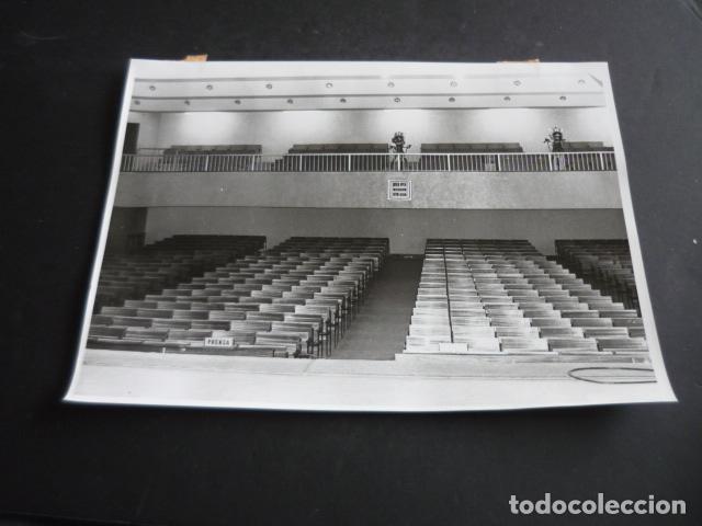Fotografia antica: MADRID SALON DONDE SE CELEBRA EL SORTEO DE LA LOTERIA NAVIDAD 1976 FOTOGRAFIA ORIGINAL 18 X 24 CM