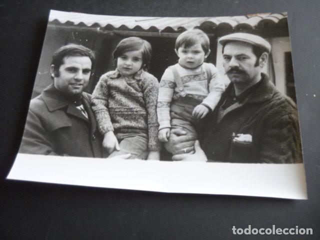 Alte Fotografie: BETANZOS LA CORU&Ntilde;A NI&Ntilde;O QUE RESCAT&Oacute; DECIMOS DE LA LOTERIA DE NAVIDAD FOTOGRAFIA ORIGINAL 18 X 24 CM