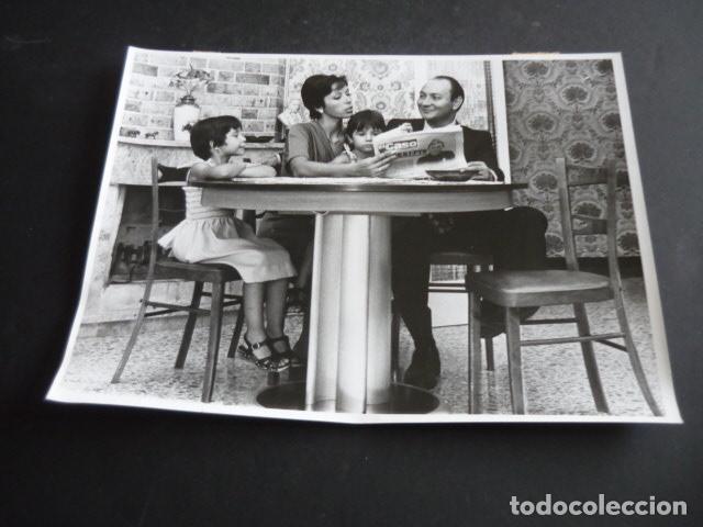 Fotografia antica: AGRACIADOS SORTEO DE VERANO LOTERIA NACIONAL FOTOGRAFIA ORIGINAL 18 X 24 CM