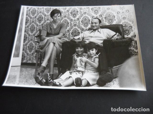 Fotografia antica: AGRACIADOS SORTEO DE VERANO LOTERIA NACIONAL FOTOGRAFIA ORIGINAL 18 X 24 CM